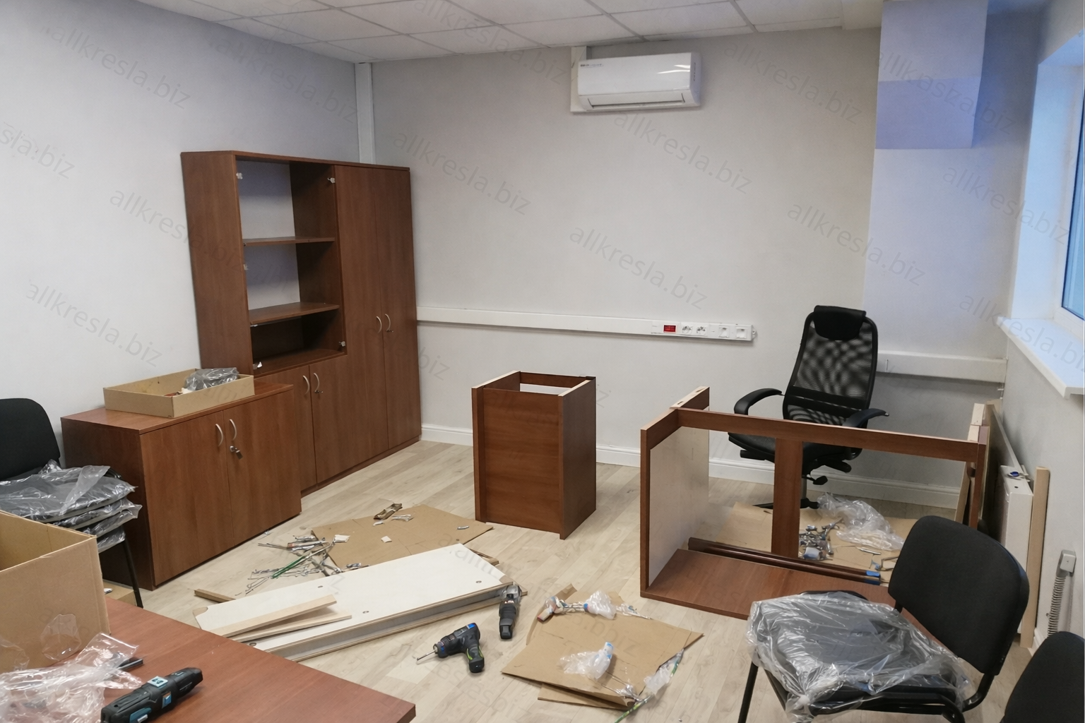 Мебель в процессе сборки специалистами LOVEGRUZ